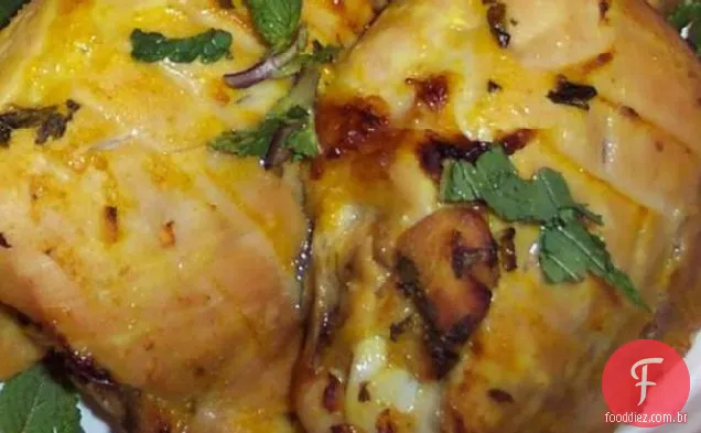 Frango grelhado com molho de menta e iogurte