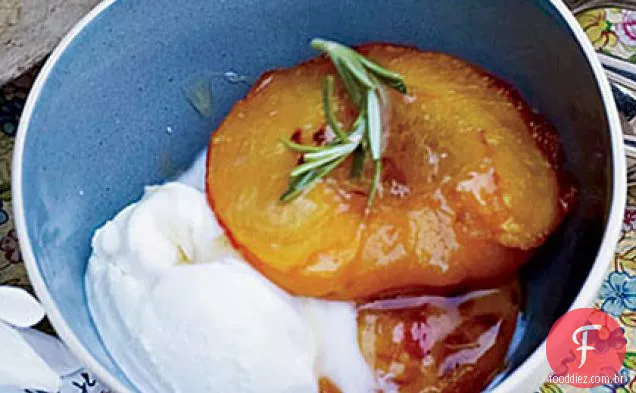 Pêssegos assados com sorvete de Mascarpone