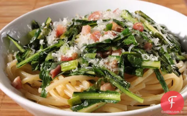 Pasta Primavera Com Alho Verde E Dente De Leão Verdes
