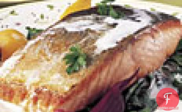 Char Ártico com creme de rábano, beterraba agridoce e verduras de dente-de-Leão