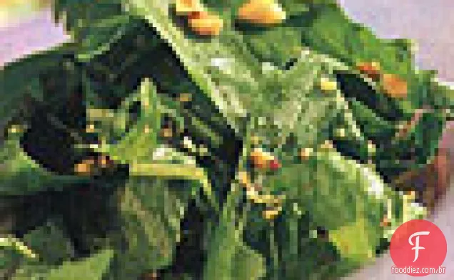 Salada de dente-de-leão com vinagrete de avelã quente