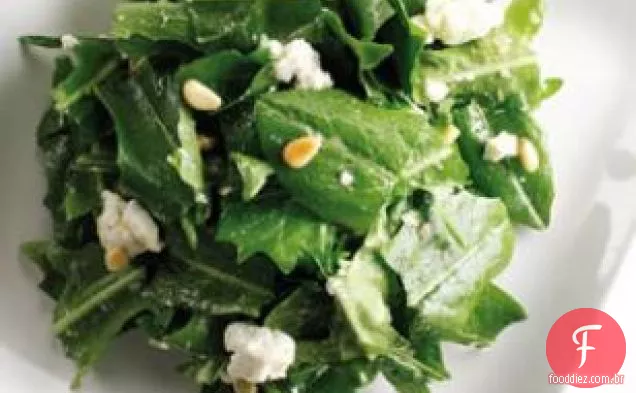 Verdes De Dente-De-Leão Quentes Com Molho De Alho Assado