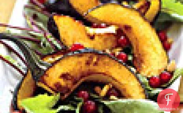 Salada de dente-de-leão com sementes de romã, pinhões e abóbora Delicata assada