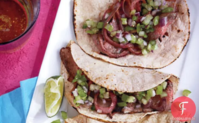 Chile-bife com especiarias e tacos de cebola grelhados