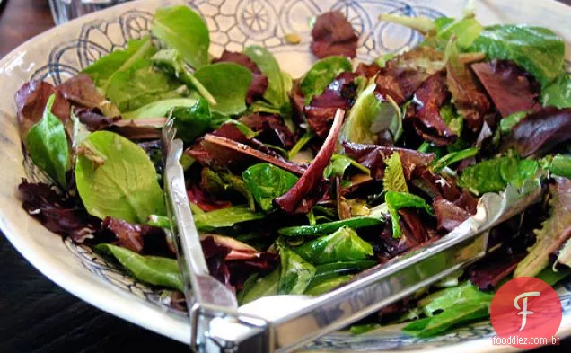 Salada De Primavera Com Rabanetes E Sementes De Abóbora
