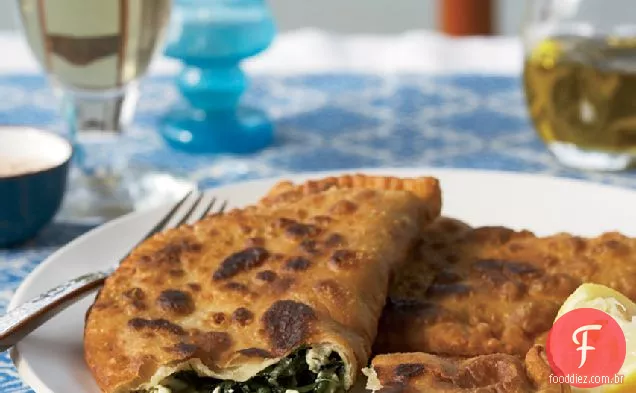 Tortas de mão gregas com verduras, endro, hortelã e queijo Feta