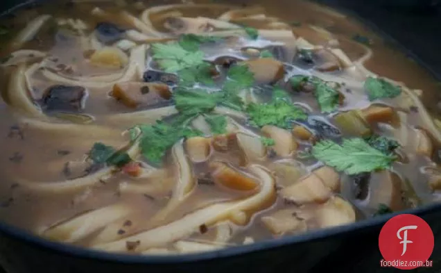 Udon em caldo de pimenta-limão