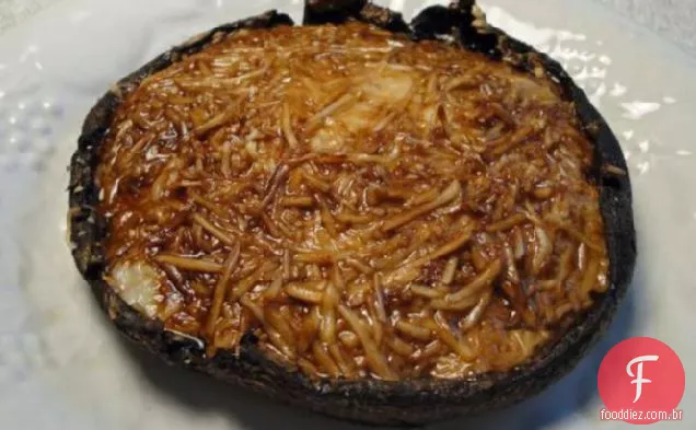 Queijo recheado Cogumelos Portobello com um esmalte balsâmico
