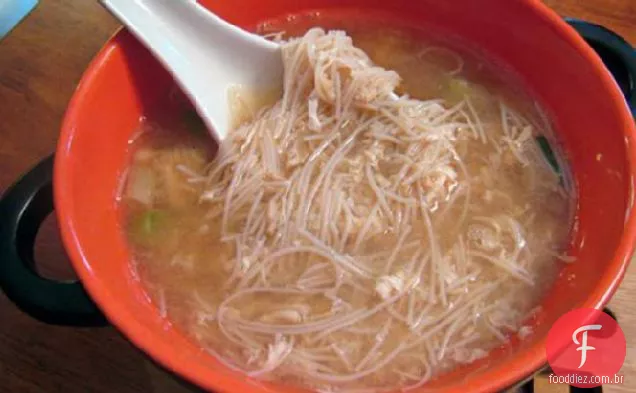 Sopa de gota de ovo com frango e macarrão