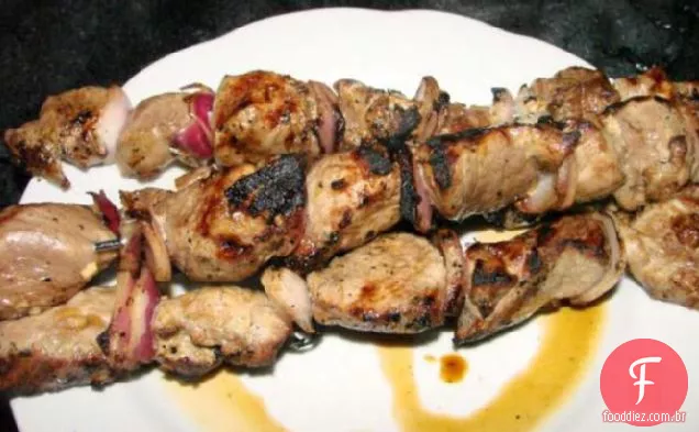 Carne de porco marinada e Kebabs de cebola vermelha