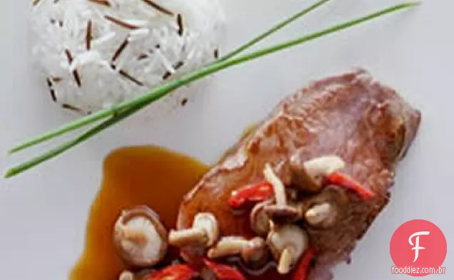 Bife e cogumelos de faia grelhados