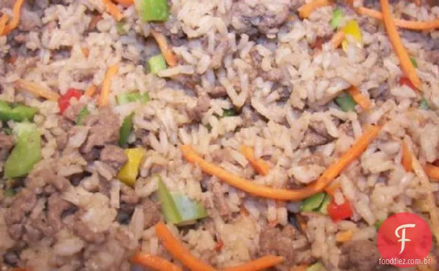 Arroz fácil e hambúrguer um prato jantar
