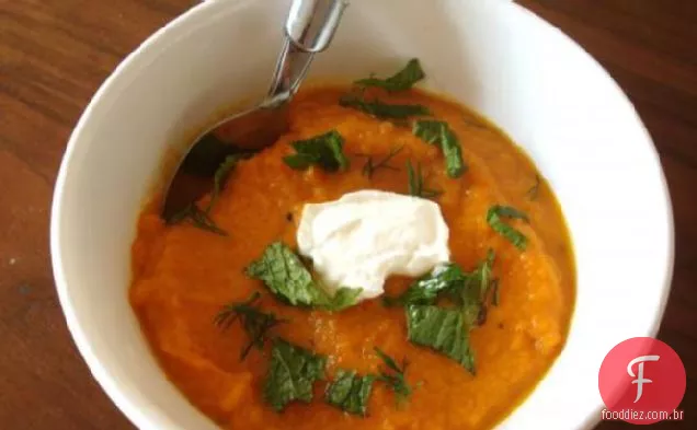 Sopa de cenoura com curry de nômade feminino