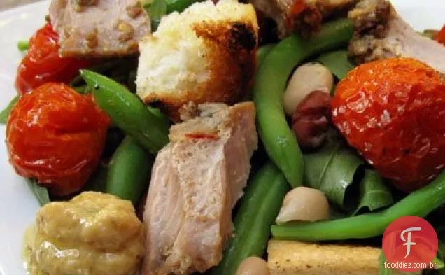 Salada De Panzanella De Inverno De Três Feijões Com Atum Preservado