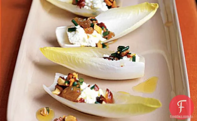 Endive com ricota, amêndoas e passas