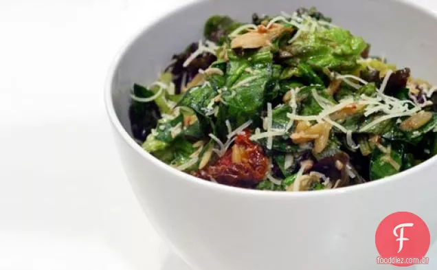 Salada Orzo com amêndoas de alecrim e tomates secos ao sol