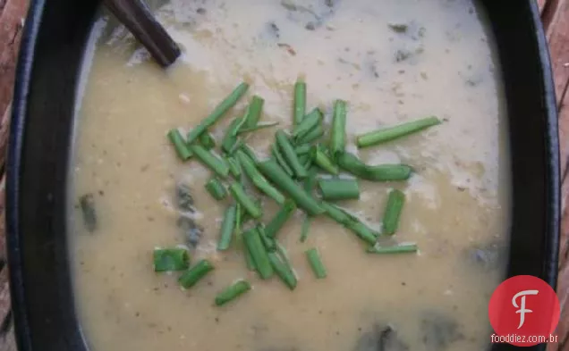Sopa Portuguesa de batata e coentro