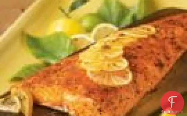 Salmão com tábuas de cedro com manteiga de limão temperada