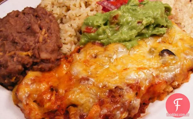 Enchiladas de queijo em molho vermelho gostoso