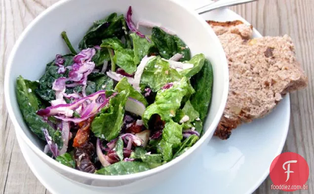 Grande Salada Verde Com Tâmaras, Frango, Amêndoas Defumadas, Chees De Cabra