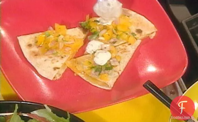 Quesadillas cheddar defumadas com molho de tomate amarelo e creme azedo de limão com coentro