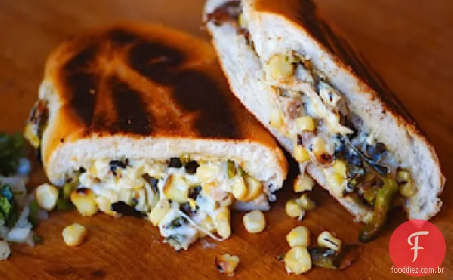 Sanduíche de queijo grelhado com pimentão carbonizado e milho
