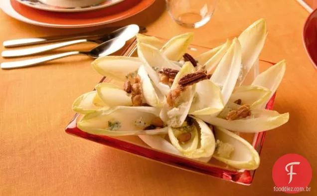 Salada Endive com nozes cristalizadas e queijo azul Maytag