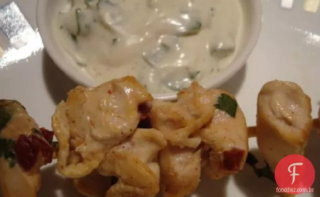 Espetos De Frango Chipotle Com Molho Cremoso De Coentro