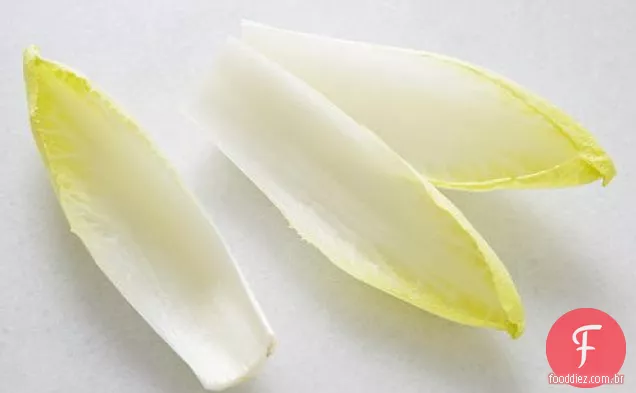 Salada Endive com limão Meyer, feijão Fava e azeitonas curadas com óleo