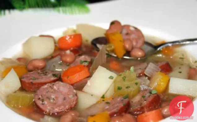 Sopa de feijão com salsicha e muito mais-sabores do Sudoeste-nutritivos