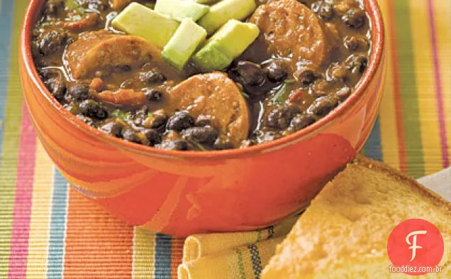 Sopa de feijão preto com salsicha