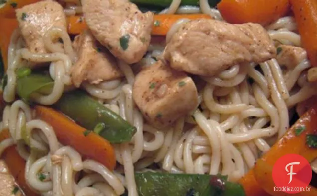 Frango Com Cinco Especiarias Com Macarrão