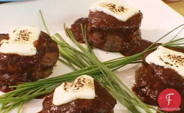 Pimenta preta com crosta de Filé Mignon com queijo de cabra torrado e molho Chileno vermelho cozido duas vezes
