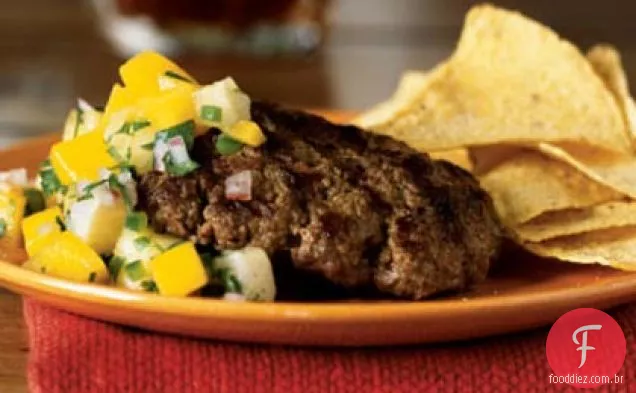 Bife de hambúrguer de búfalo temperado com salsa de manga-abacaxi