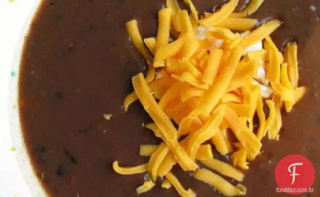 Sopa de feijão preto incrível em 5 ingredientes!