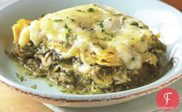 Enchiladas de frango empilhadas com Salsa Verde e queijo