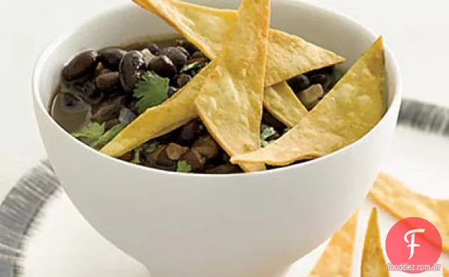 Sopa de feijão preto com tortilhas crocantes