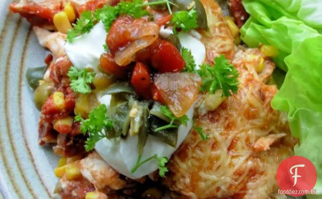 Frango esfumaçado e chouriço Mexicano Enchilada caçarola assada
