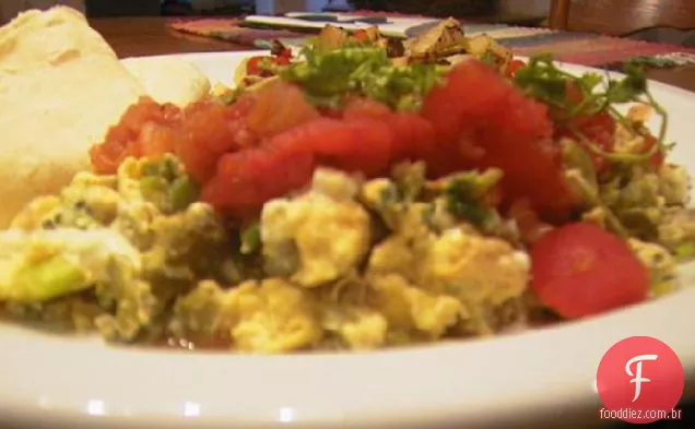 Ovos mexidos com Chiles Poblano e queijo