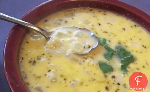 Sopa verde cremosa de pimentão e queijo