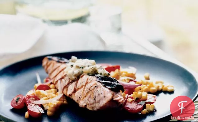 Salmão grelhado com manteiga de picles de endro