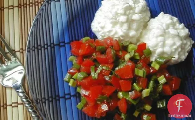 Salada De Tomate Servida Com Queijo Cottage