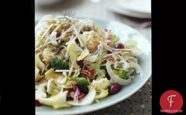 Salada crocante de legumes de inverno com azeitonas e alcaparras