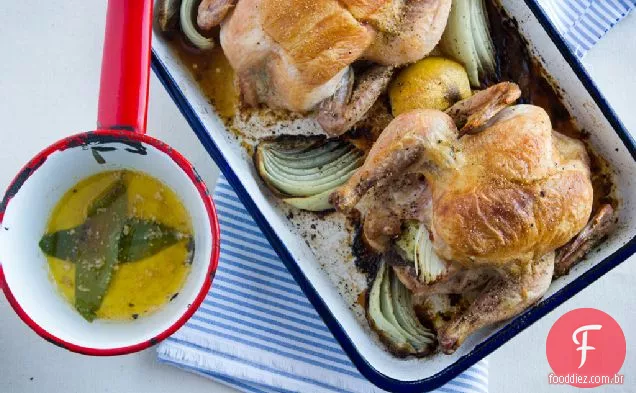 Frango Assado Da Cornualha Com Limões Preservados E Manteiga De Louro