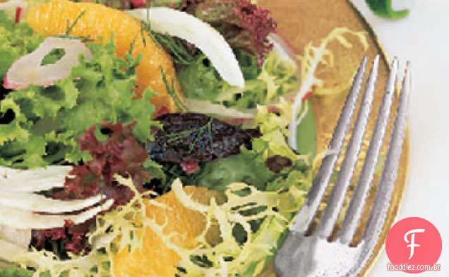 Salada de ameixa, laranja, erva-doce e cebola roxa com verduras misturadas