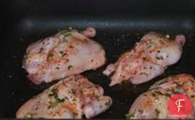 Galinhas De Caça Da Cornualha Com Marinada De Limão E Mel