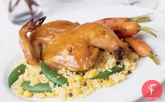 Galinhas vitrificadas com mostarda de bordo com cuscuz de milho e ervilha