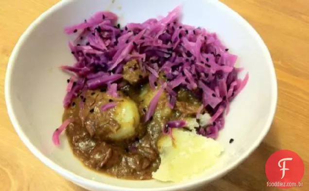 Ensopado de carne e cebola saboroso (Hachée)