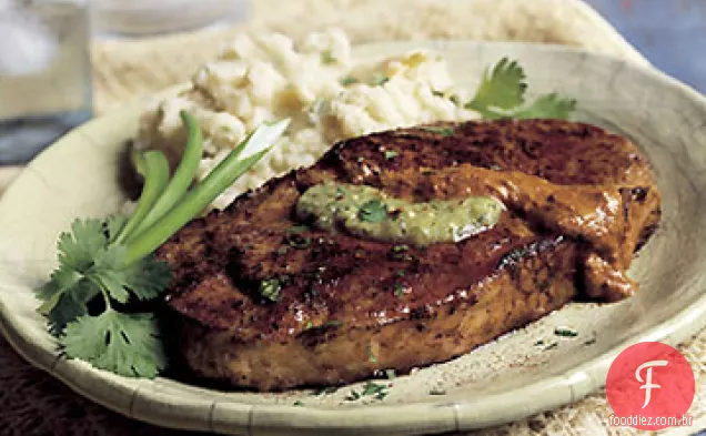 Bifes pan-fritos com Salsa Verde e molho de pimenta Ancho