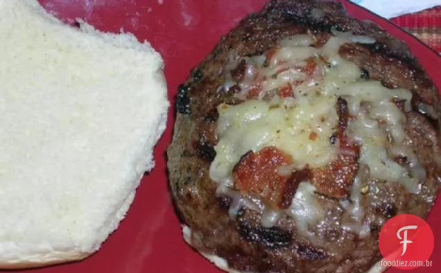 Hambúrgueres recheados com bacon e pimenta